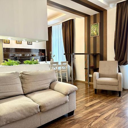 Lux Apartments In The City Center With A Coffee Machine, View Of A Theater, Near Zlata Plaza Rivne Esterno foto