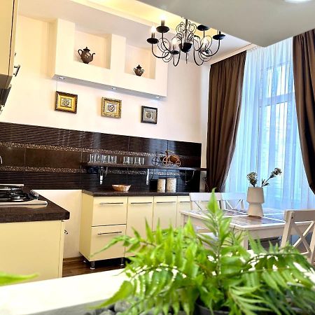 Lux Apartments In The City Center With A Coffee Machine, View Of A Theater, Near Zlata Plaza Rivne Esterno foto