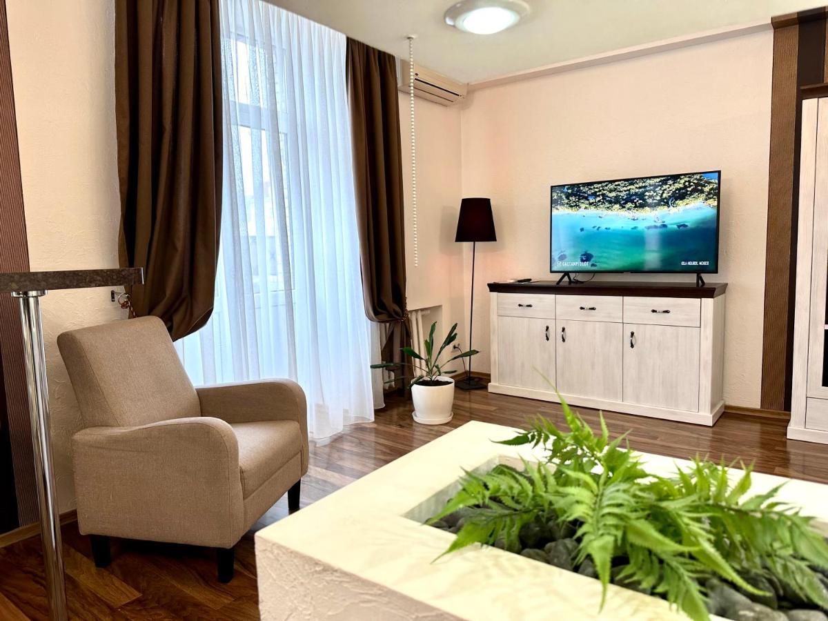 Lux Apartments In The City Center With A Coffee Machine, View Of A Theater, Near Zlata Plaza Rivne Esterno foto