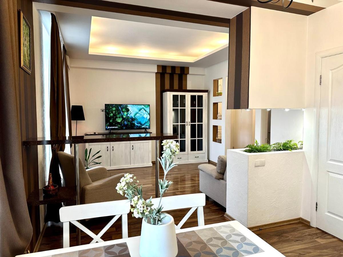 Lux Apartments In The City Center With A Coffee Machine, View Of A Theater, Near Zlata Plaza Rivne Esterno foto
