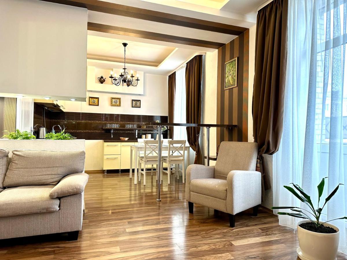 Lux Apartments In The City Center With A Coffee Machine, View Of A Theater, Near Zlata Plaza Rivne Esterno foto