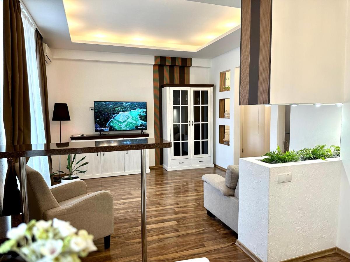 Lux Apartments In The City Center With A Coffee Machine, View Of A Theater, Near Zlata Plaza Rivne Esterno foto