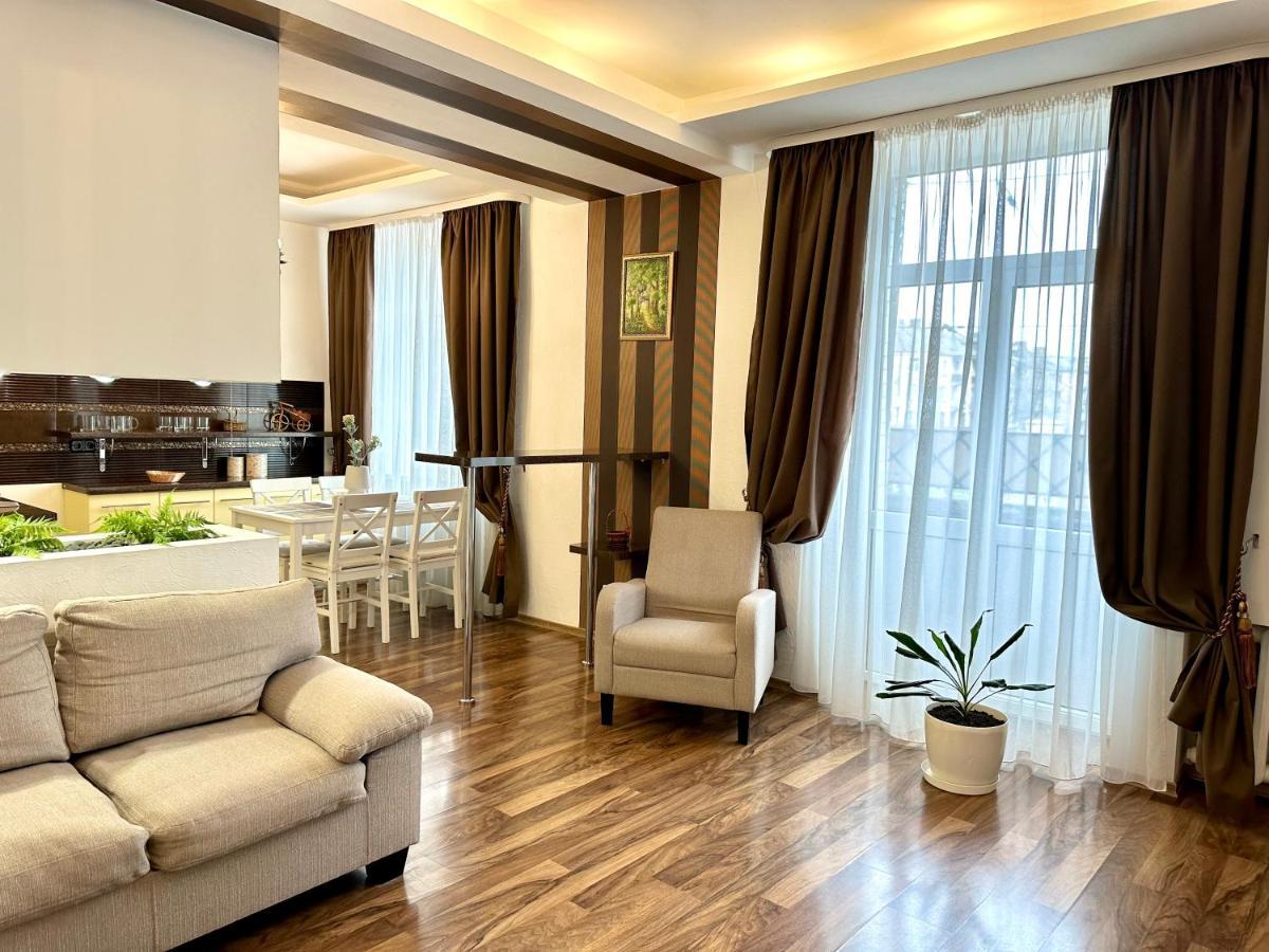 Lux Apartments In The City Center With A Coffee Machine, View Of A Theater, Near Zlata Plaza Rivne Esterno foto