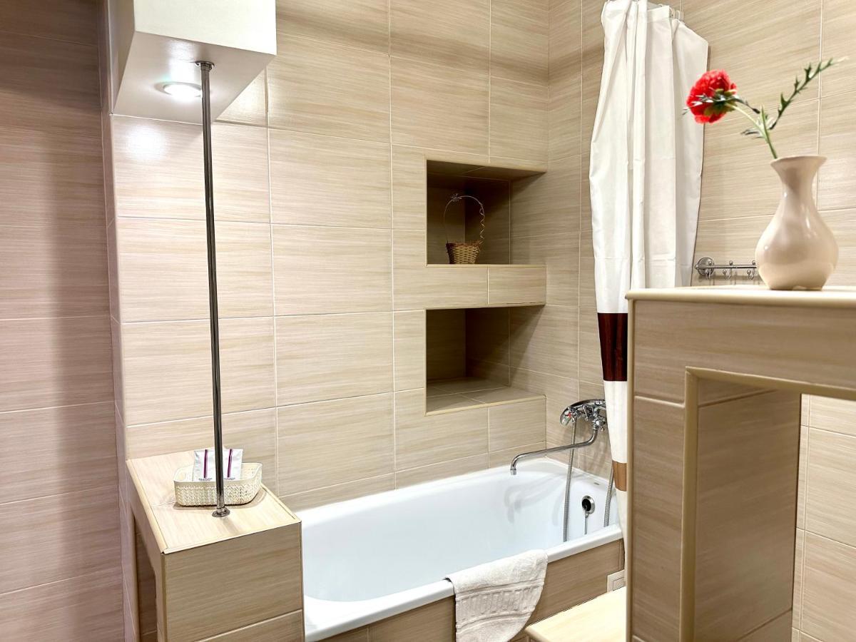 Lux Apartments In The City Center With A Coffee Machine, View Of A Theater, Near Zlata Plaza Rivne Esterno foto