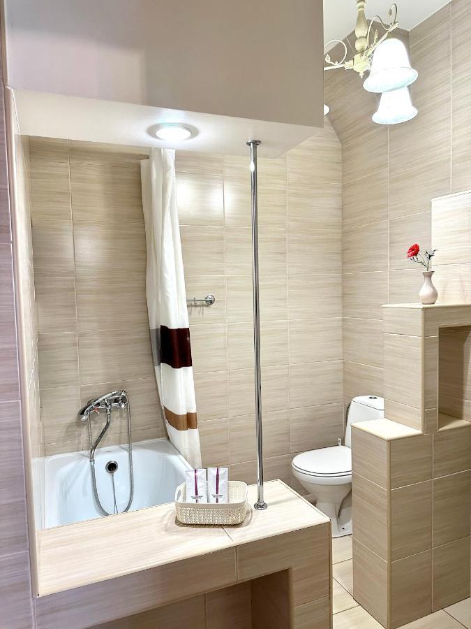 Lux Apartments In The City Center With A Coffee Machine, View Of A Theater, Near Zlata Plaza Rivne Esterno foto