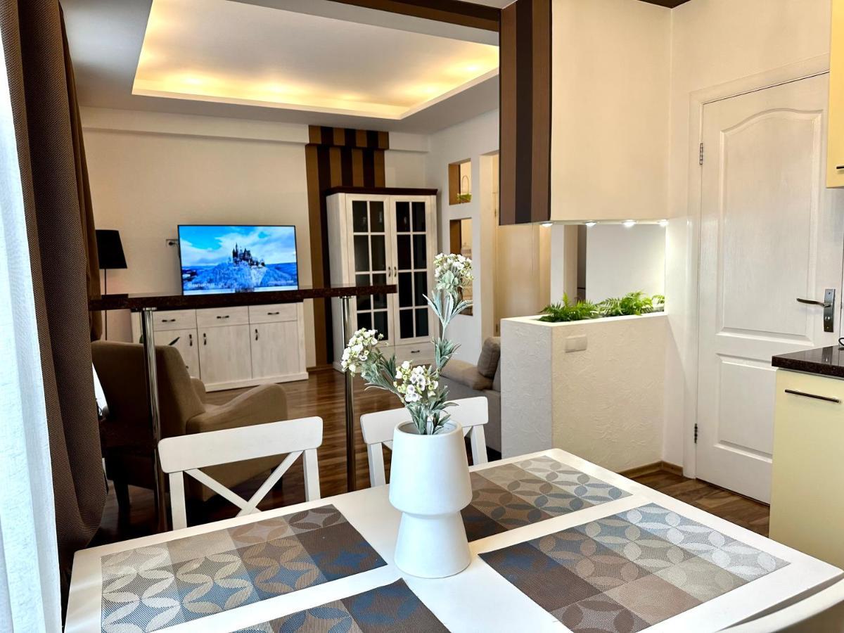 Lux Apartments In The City Center With A Coffee Machine, View Of A Theater, Near Zlata Plaza Rivne Esterno foto