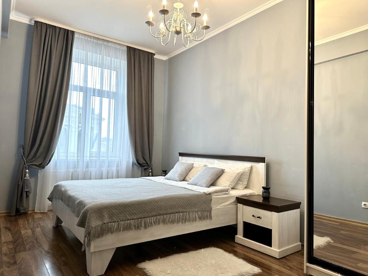 Lux Apartments In The City Center With A Coffee Machine, View Of A Theater, Near Zlata Plaza Rivne Esterno foto