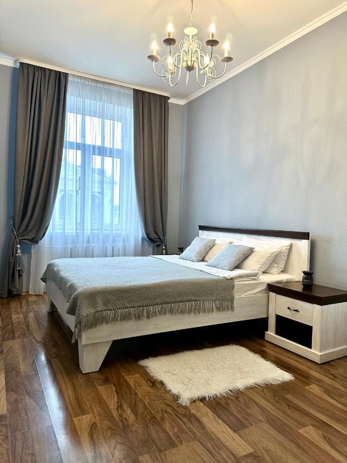 Lux Apartments In The City Center With A Coffee Machine, View Of A Theater, Near Zlata Plaza Rivne Esterno foto